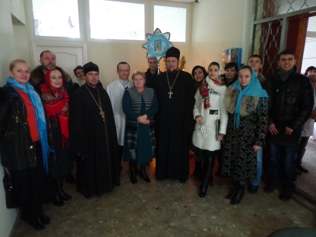 Священники Мелитопольского благочиния во главе с благочинным поздравили мелитопольцев с Рождеством Христовым. (08-09.01.2014)