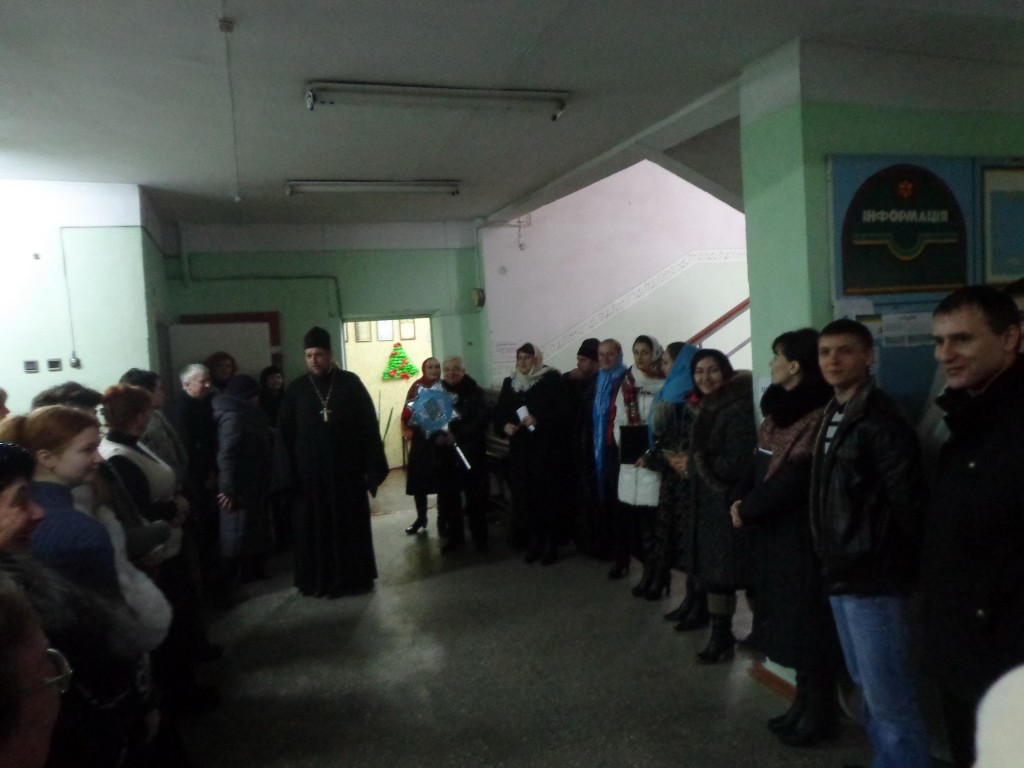 Священники Мелитопольского благочиния во главе с благочинным поздравили мелитопольцев с Рождеством Христовым. (08-09.01.2014)
