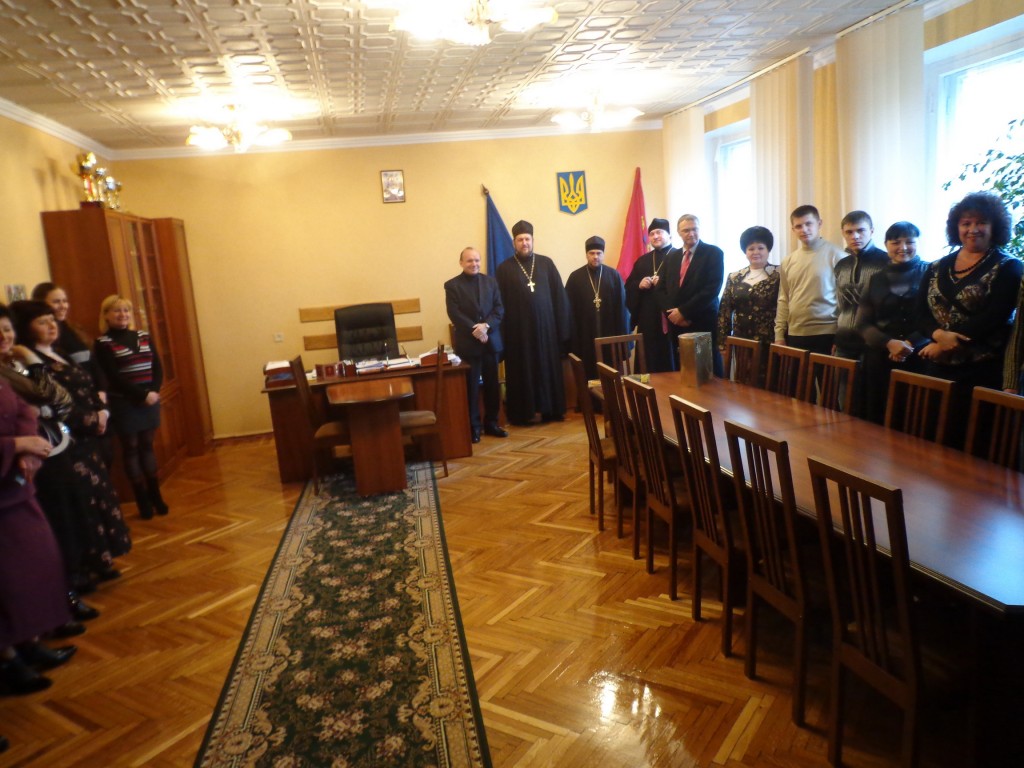 Священники Мелитопольского благочиния во главе с благочинным поздравили мелитопольцев с Рождеством Христовым. (08-09.01.2014)