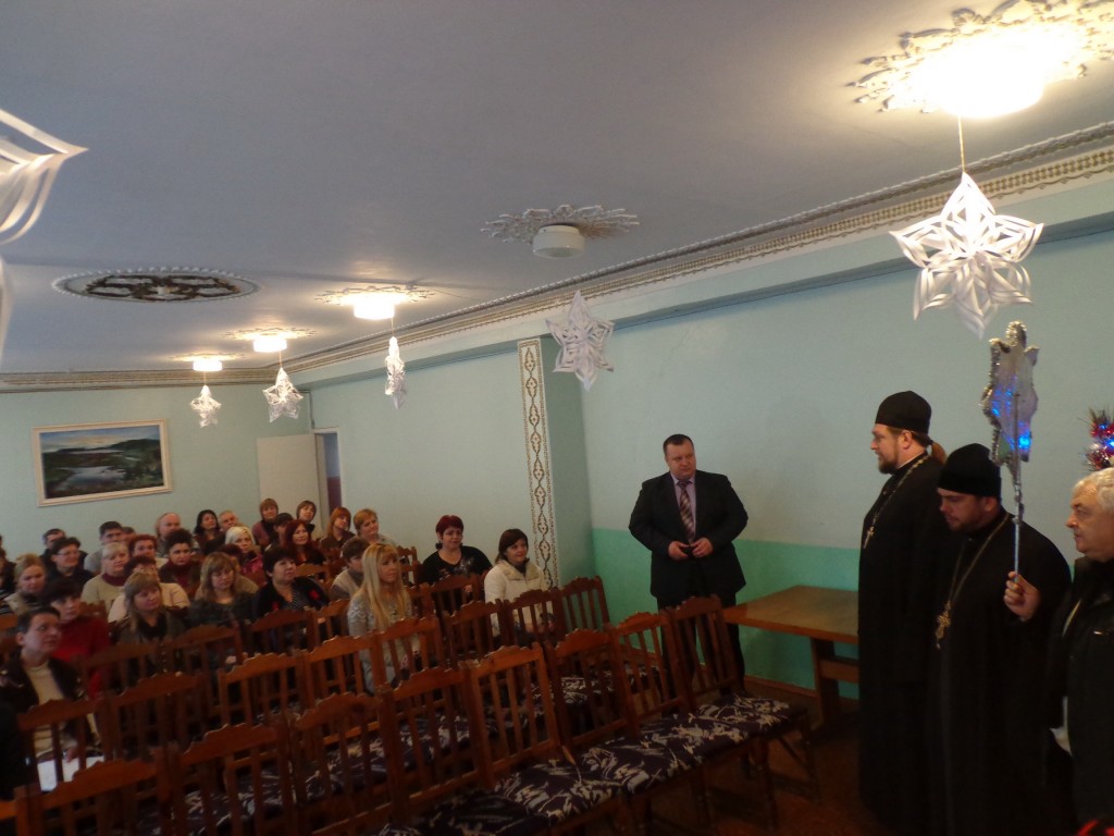 Священники Мелитопольского благочиния во главе с благочинным поздравили мелитопольцев с Рождеством Христовым. (08-09.01.2014)