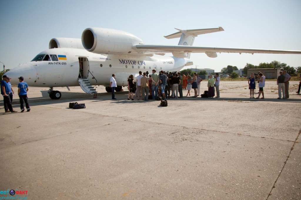 ЛИТУРГИЯ В НЕБЕ: украинцы молили Бога о мире на борту Ан-74TK-200. (08.08.2014)