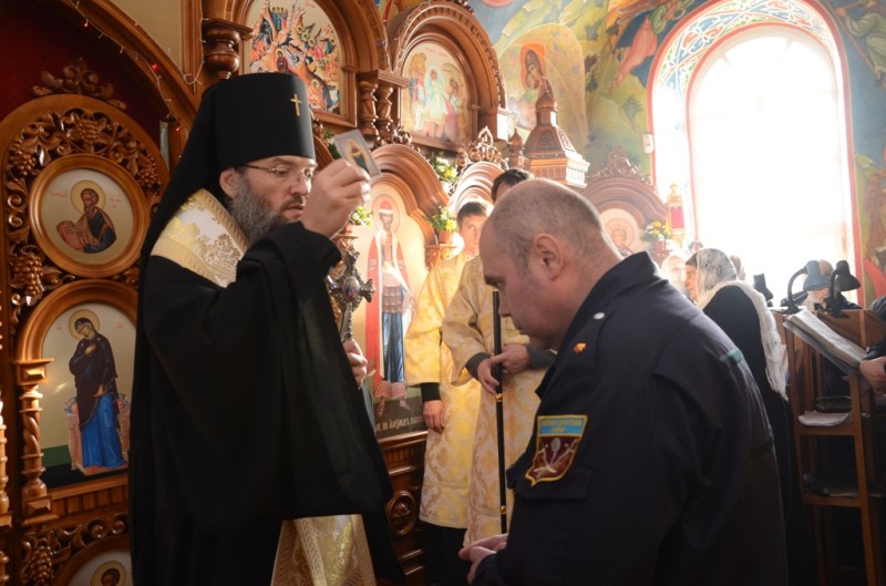 Высокопреосвященнейший Лука, архиепископ Запорожский и Мелитопольский благословил новых казаков Мелитопольского куреня Войска Запорожского Низового (11.01.2015)