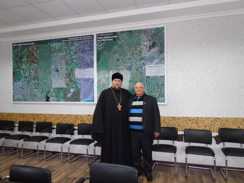 МЕЛИТОПОЛЬ. Благочинный продолжает посещать предприятия и учреждения, где поздравляет коллективы с Крещением Господним и проповедует о Богоявлении . (21.01.2015)