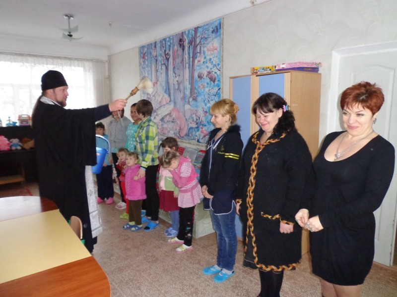 МЕЛИТОПОЛЬ. Благочинный продолжает посещать предприятия и учреждения, где поздравляет коллективы с Крещением Господним и проповедует о Богоявлении . (21.01.2015)