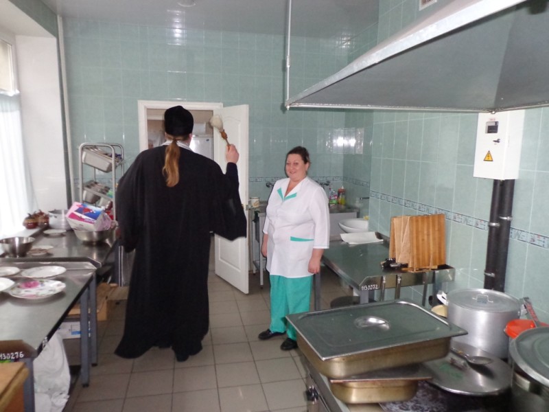 МЕЛИТОПОЛЬ. Благочинный продолжает посещать предприятия и учреждения, где поздравляет коллективы с Крещением Господним и проповедует о Богоявлении . (21.01.2015)