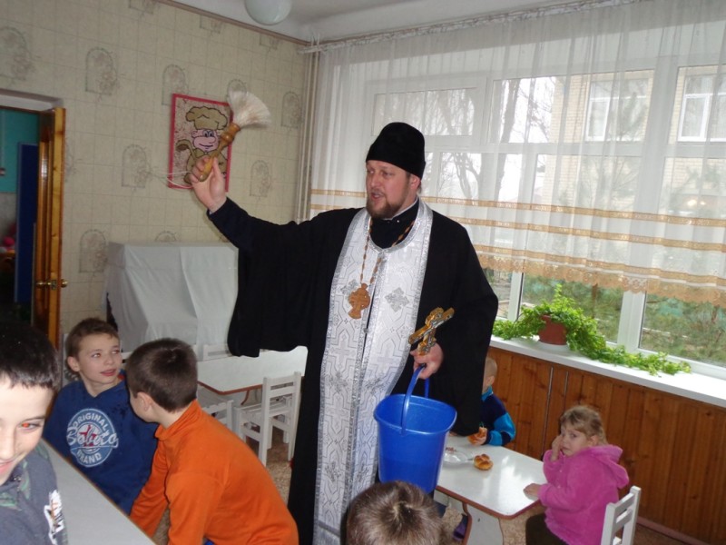 МЕЛИТОПОЛЬ. Благочинный продолжает посещать предприятия и учреждения, где поздравляет коллективы с Крещением Господним и проповедует о Богоявлении . (21.01.2015)