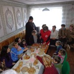 МЕЛИТОПОЛЬ. Масленица: Седовласые студенты напекли блинов и угостили ими вынужденных переселенцев из Донбасса. (18.02.2015)