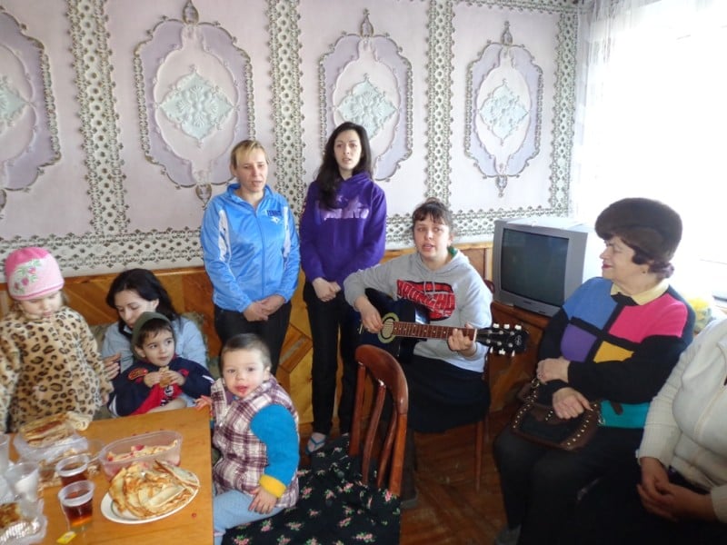 МЕЛИТОПОЛЬ. Масленица: Седовласые студенты напекли блинов и угостили ими вынужденных переселенцев из Донбасса. (18.02.2015)