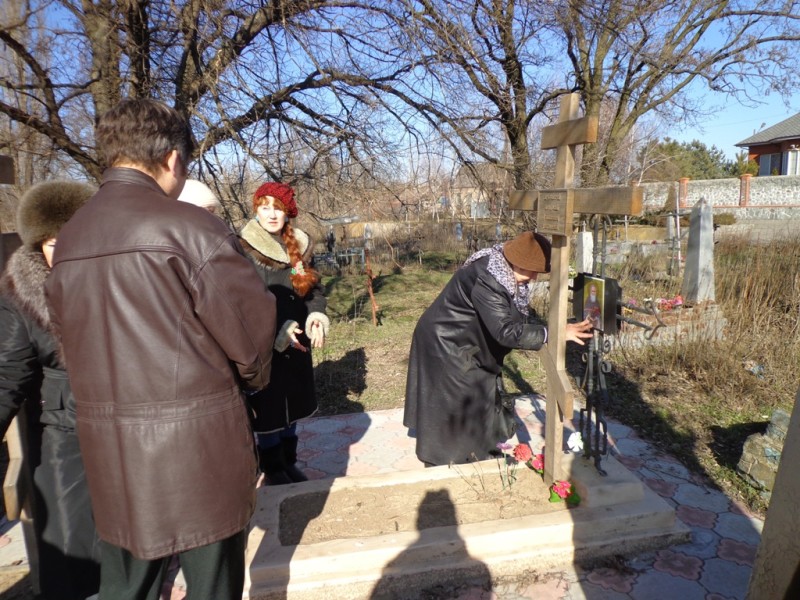 Писатель С. Авдеенко в гостях у МЕЛИТОПОЛЬСКИХ паломников: встреча вдохновила на послушание ухаживать за могилкой святого. (21.02.2015)