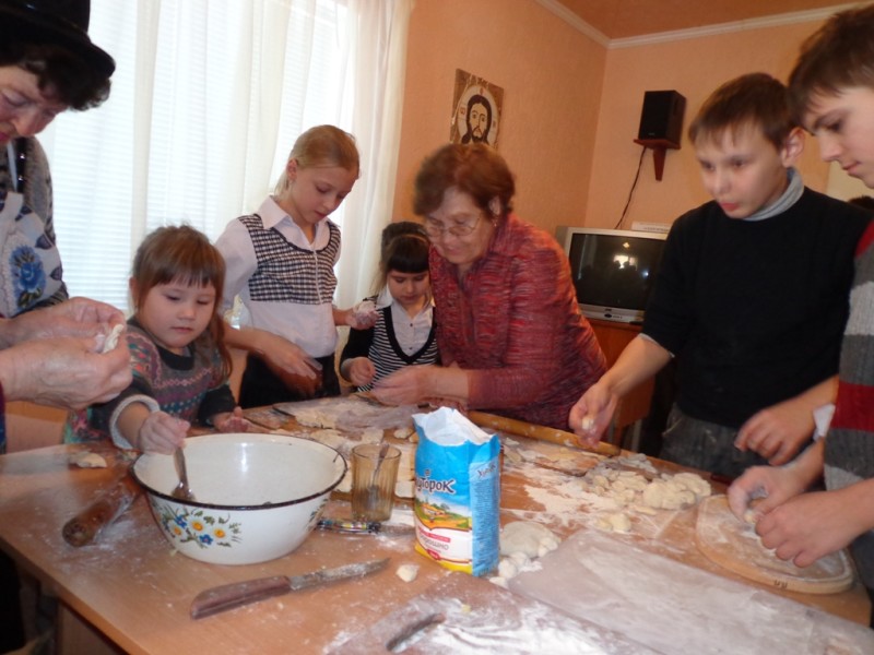 МЕЛИТОПОЛЬ. Юные "георгиевцы" и их "бабушки" познавали смысл Прощеного воскресенья. (22.02.2015)