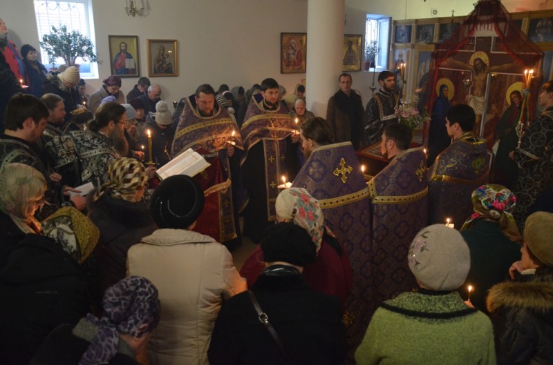 Высокопреосвященнейший Лука, архиепископ Запорожский и Мелитопольский совершил Пассию с чтением акафиста Страстям Господним в Мелитопольском храме святого великомученика Георгия Победоносца. (27.02.2015)