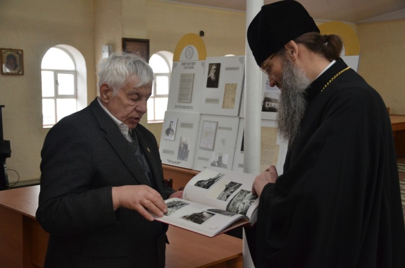 Высокопреосвященнейший Лука, архиепископ Запорожский и Мелитопольский открыл тематическую выставку, посвященную новомученикам и исповедникам земли Запорожской. (28.02.2015)