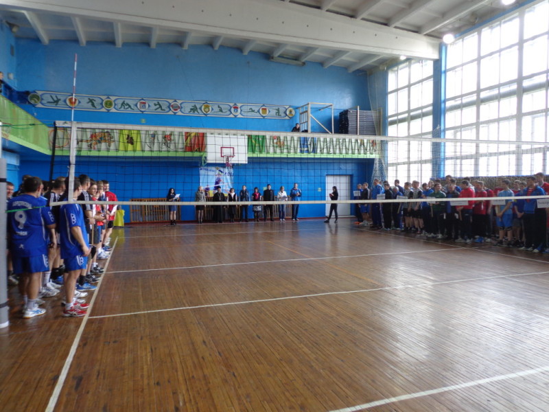 Священник благословил соревнование по волейболу. (03.04.2015)
