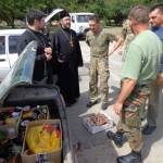 Священнослужители посетили военных и передали сладкие подарки. (21.08.2015)