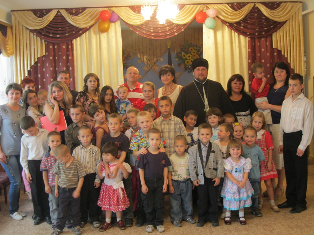 Благочинный церквей  г. Мелитополя посетил детский центр социально-психологической реабилитации детей в день усыновления. (30.09.2015)