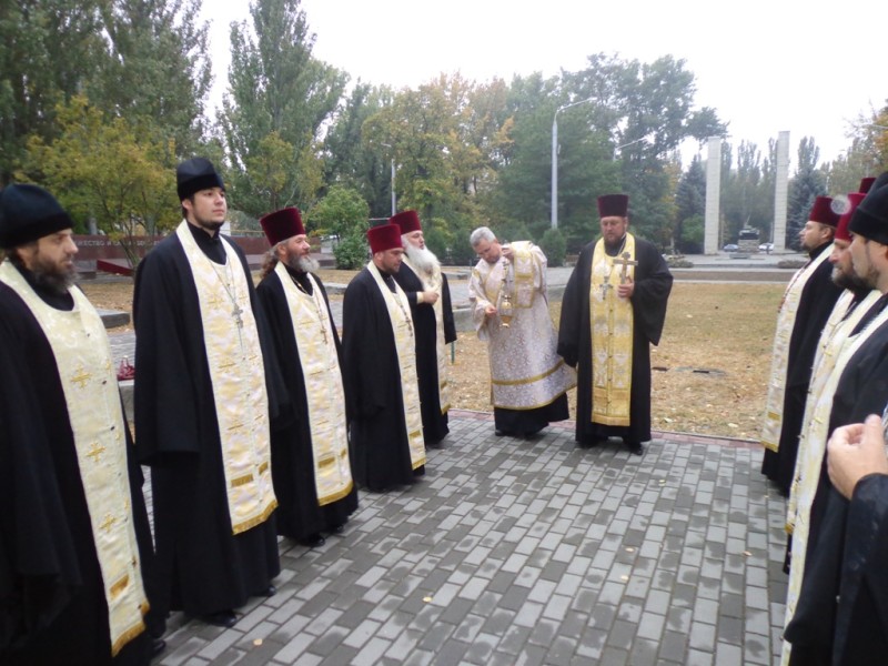 Священники Мелитопольского благочиния отслужили поминальную литию за павших бойцов освободителей города Мелитополя от немецко-фашистских захватчиков. (22.10.2015)