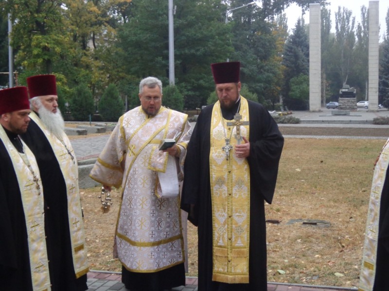 Священники Мелитопольского благочиния отслужили поминальную литию за павших бойцов освободителей города Мелитополя от немецко-фашистских захватчиков. (22.10.2015)