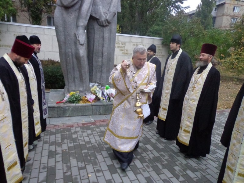 Священники Мелитопольского благочиния отслужили поминальную литию за павших бойцов освободителей города Мелитополя от немецко-фашистских захватчиков. (22.10.2015)
