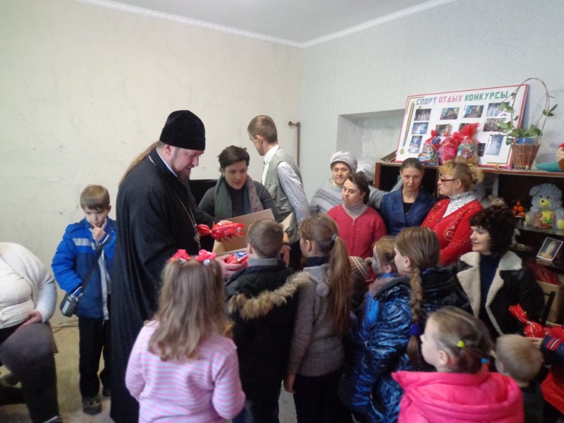 Подарки детям переселенцев в День св. Николая (19.12.2015)