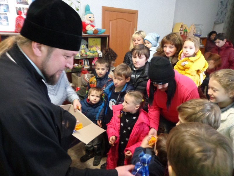 Подарки детям переселенцев в День св. Николая (19.12.2015)