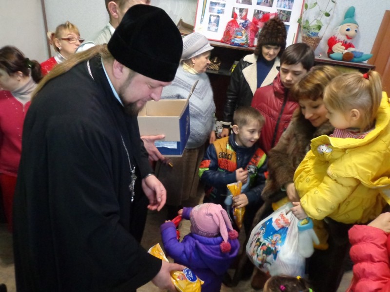 Подарки детям переселенцев в День св. Николая (19.12.2015)