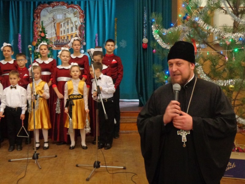 Подарки детям переселенцев в День св. Николая (19.12.2015)