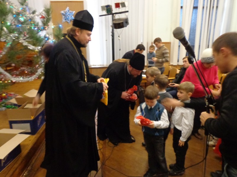 Подарки детям переселенцев в День св. Николая (19.12.2015)