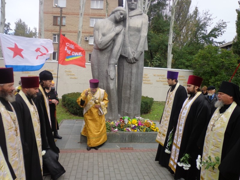 Священники мелитопольского благочиния совершили литию у памятника «Скорбящей матери»