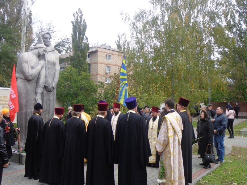 Священники мелитопольского благочиния совершили литию у памятника «Скорбящей матери»