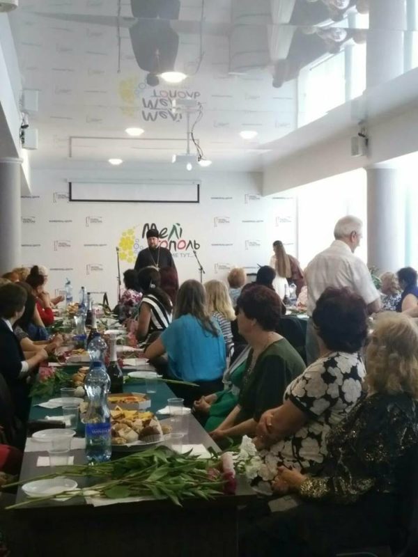 Благочинный г. Мелитополя посетил торжественное городское мероприятие посвященное Дню Матери.