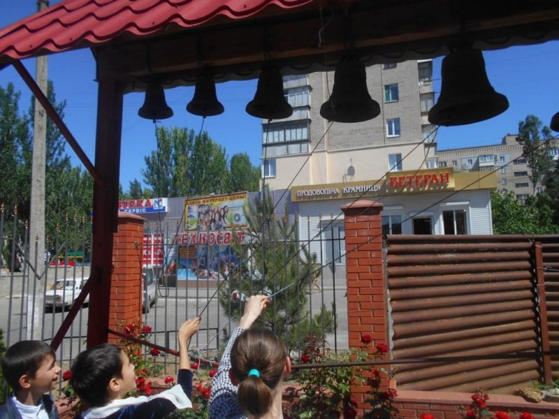 Праздник святой Троицы в Георгиевском храме Мелитополя и мастер класс по колокольному звону.