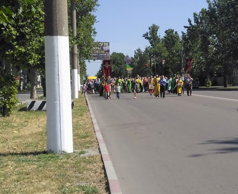 В Мелитополе прошел Крестный ход в день Святого Духа.