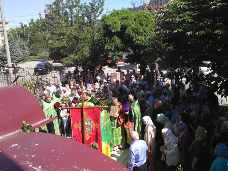 В Мелитополе прошел Крестный ход в день Святого Духа.