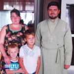 В Мелитополе священнослужители вручили школьные принадлежности малоимущим семьям.