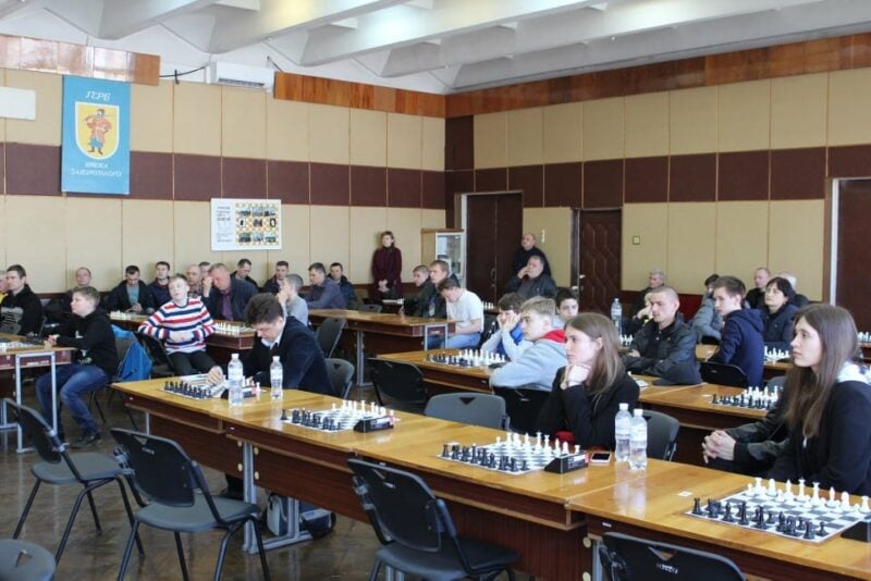Благочинный Мелитополя посетил шахматный турнир-мемориал.