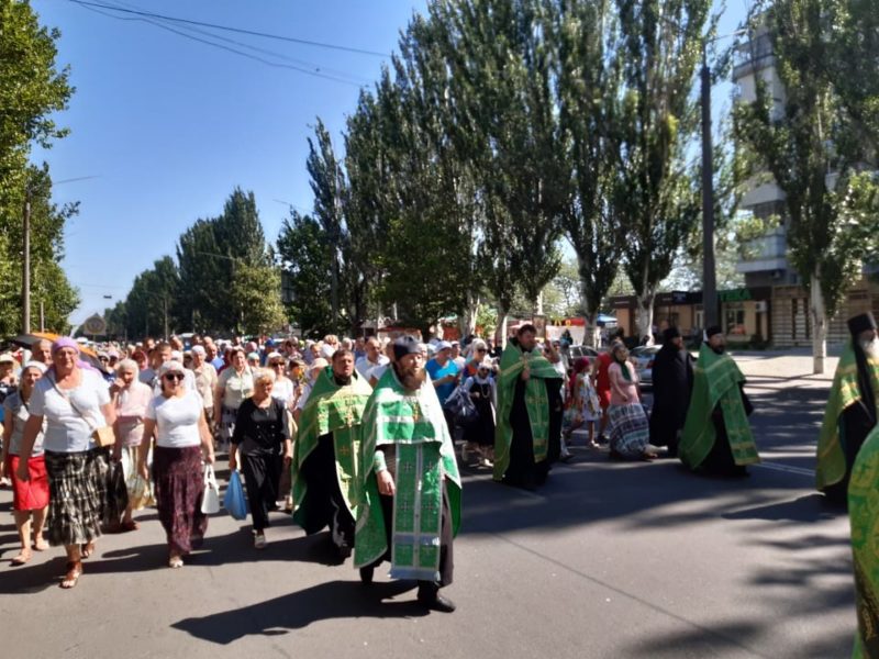 В Мелитополе состоялся традиционный Крестный ход в день Святого Духа.
