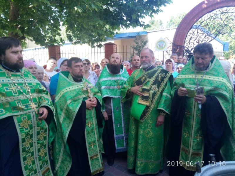 В Мелитополе состоялся традиционный Крестный ход в день Святого Духа.