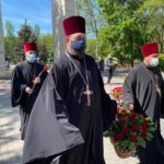 В День празднования Дня победы Мелитопольские священнослужители возложили цветы на аллее славы.