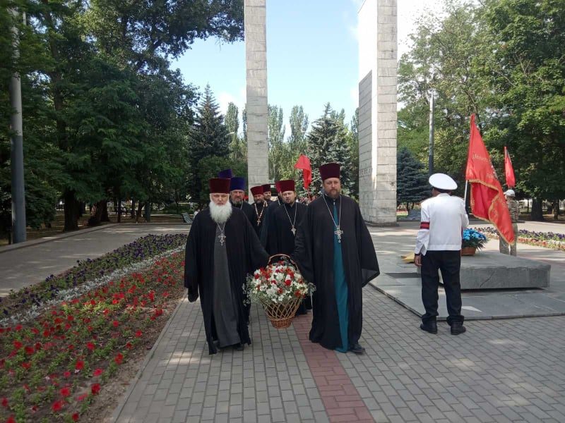 В Мелитополе на братском кладбище, священнослужители отслужили поминальную службу по павшим воинам ВОВ.