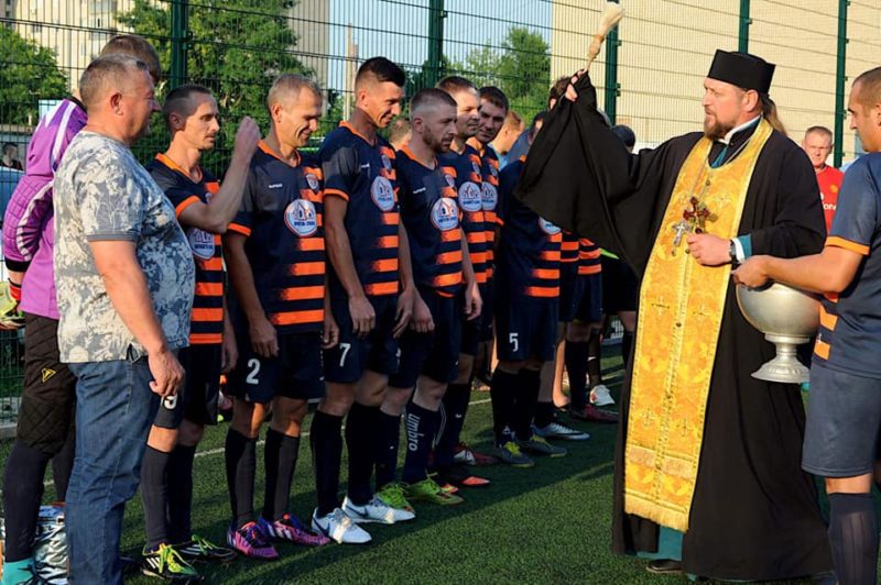 В Мелитополе благочинный благословил футбольный матч.
