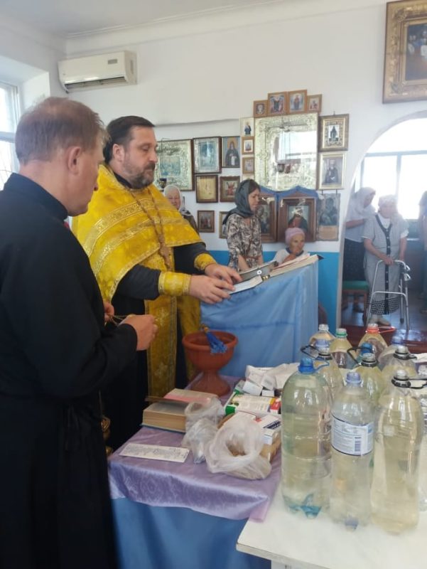 В Мелитополе освятили лекарственные травы и медицинские препараты.