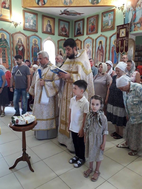 В Мелитополе освятили лекарственные травы и медицинские препараты.