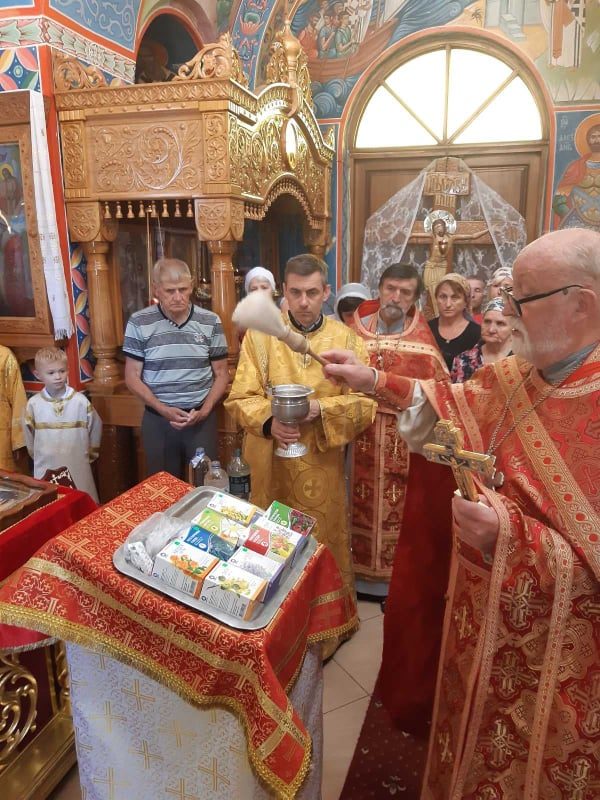 В Мелитополе освятили лекарственные травы и медицинские препараты.