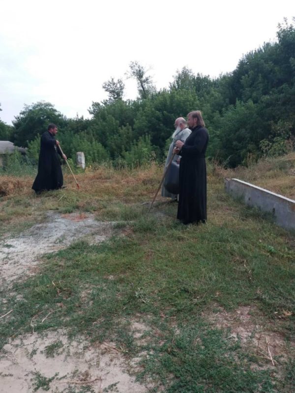 В Мелитопольском благочинии отслужили молебен ко дню творения и провели уборочные работы в районе терпеньевского источника.