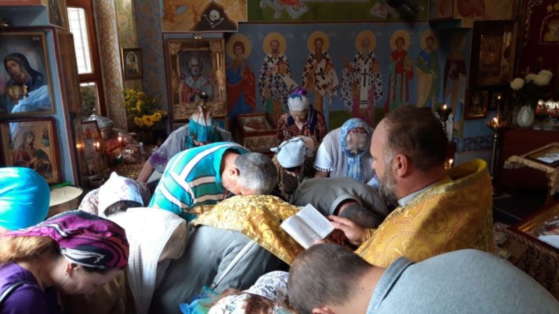 В Мелитопольском благочинии отслужили молебен ко дню творения и провели уборочные работы в районе терпеньевского источника.