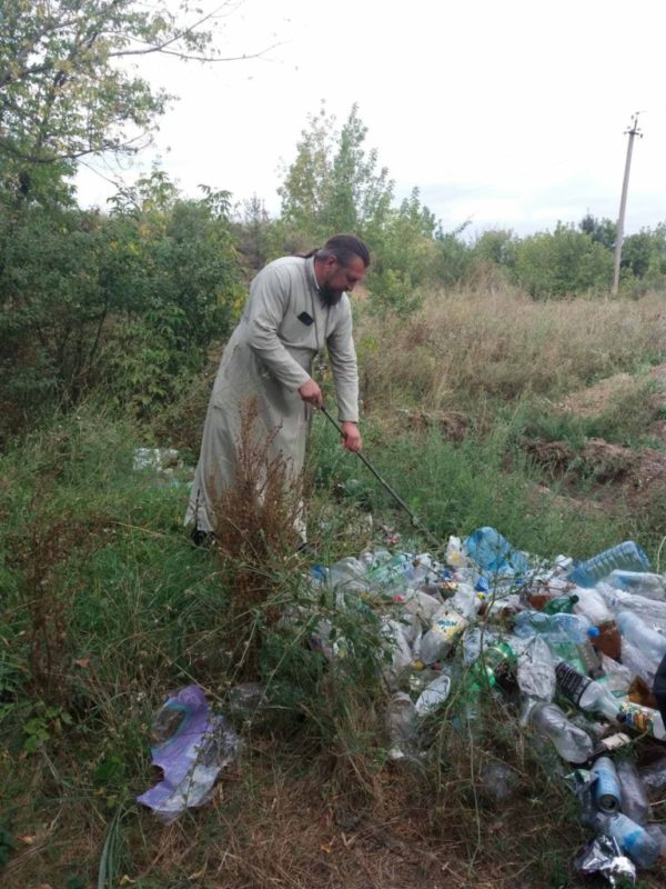 В Мелитопольском благочинии отслужили молебен ко дню творения и провели уборочные работы в районе терпеньевского источника.