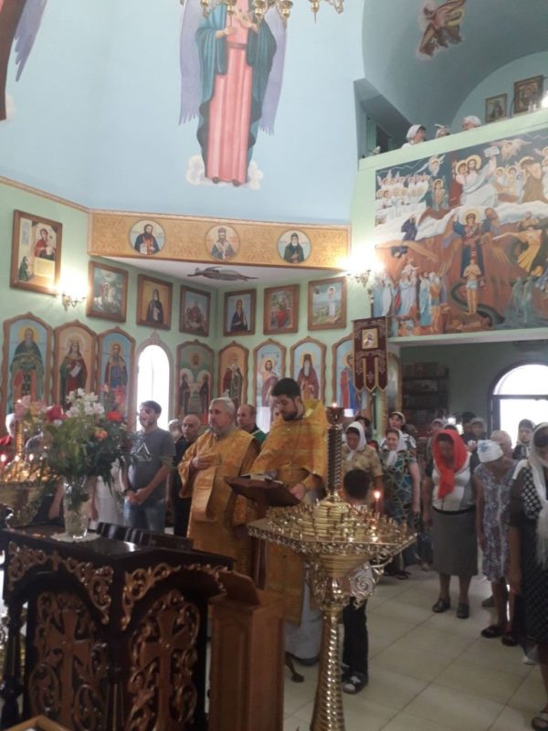 В Мелитопольском благочинии отслужили молебен ко дню творения и провели уборочные работы в районе терпеньевского источника.