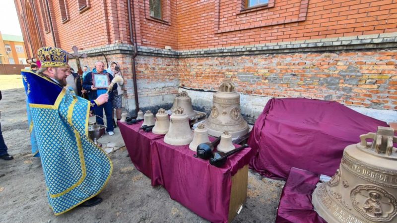 Умиротворяет души колокольный звон…