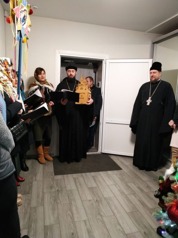 Христос рождается – славите! Христос с небес – срящите!