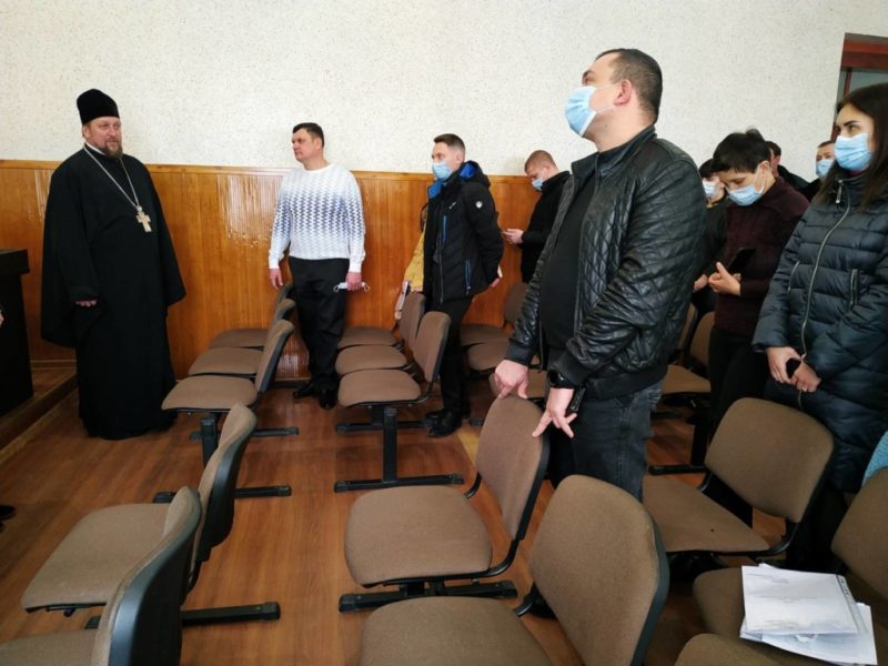 Христос рождается – славите! Христос с небес – срящите!